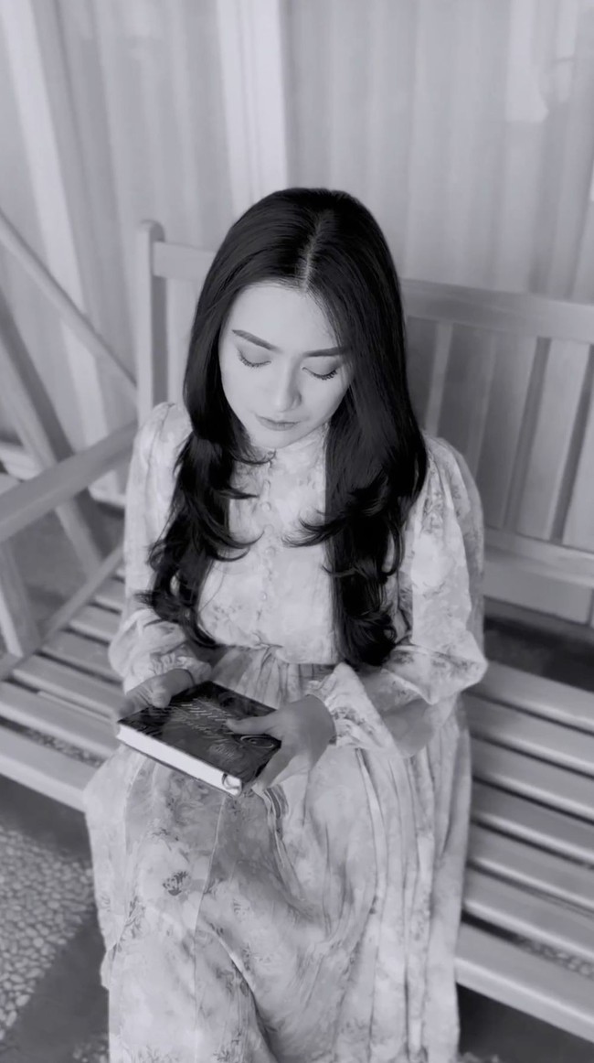 Diiring lagu ‘Runtuh’ dari Feby Putri dan Fiersa Besari, Nathalie memberikan ekspresi wajah yang diawali murah kemudian berakhir dengan senyuman.  (Foto: Instagram/@nathalieholscher)