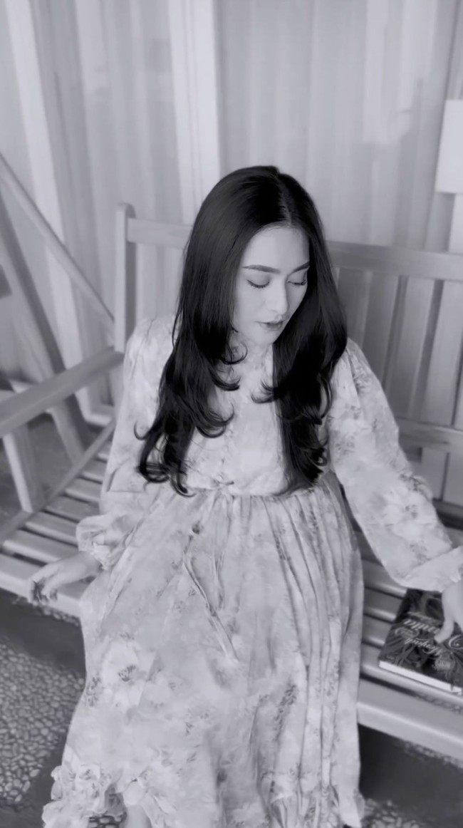 Penampilan baru perempuan 30 tahun itu juga ditanggapi Umi Pipik. Kenapa saya harus kecewa? Saya yang sudah begini saja belum dijamin masuk surga, masih punya dosa. Jadi kenapa harus kecewa? Allah saja nggak pernah kecewa ke hamba-Nya, kata Umi Pipik seperti dikutip Insert Live. (Foto: Instagram/@nathalieholscher)