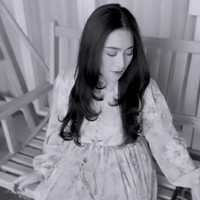 Penampilan baru perempuan 30 tahun itu juga ditanggapi Umi Pipik. Kenapa saya harus kecewa? Saya yang sudah begini saja belum dijamin masuk surga, masih punya dosa. Jadi kenapa harus kecewa? Allah saja nggak pernah kecewa ke hamba-Nya, kata Umi Pipik seperti dikutip Insert Live. (Foto: Instagram/@nathalieholscher)