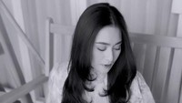 Nathalie Holscher tampak mengunggah video hitam putih. Foto: Instagram Nathalie Holscher