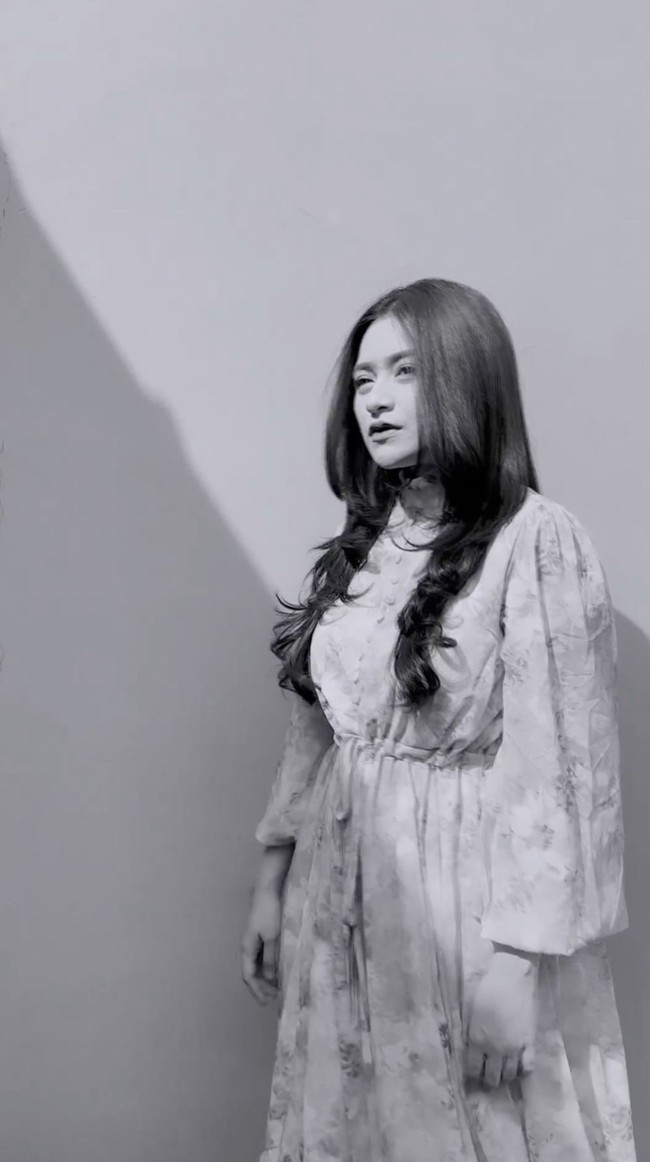 Di video hitam-putih itu, Nathalie Holscher tampil dengan rambut yang terekspos. Tak ada lagi hijab yang menutupi kepala. (Foto: Instagram/@nathalieholscher)