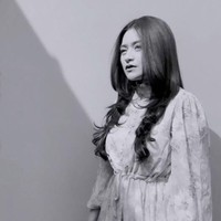 Di video hitam-putih itu, Nathalie Holscher tampil dengan rambut yang terekspos. Tak ada lagi hijab yang menutupi kepala. (Foto: Instagram/@nathalieholscher)