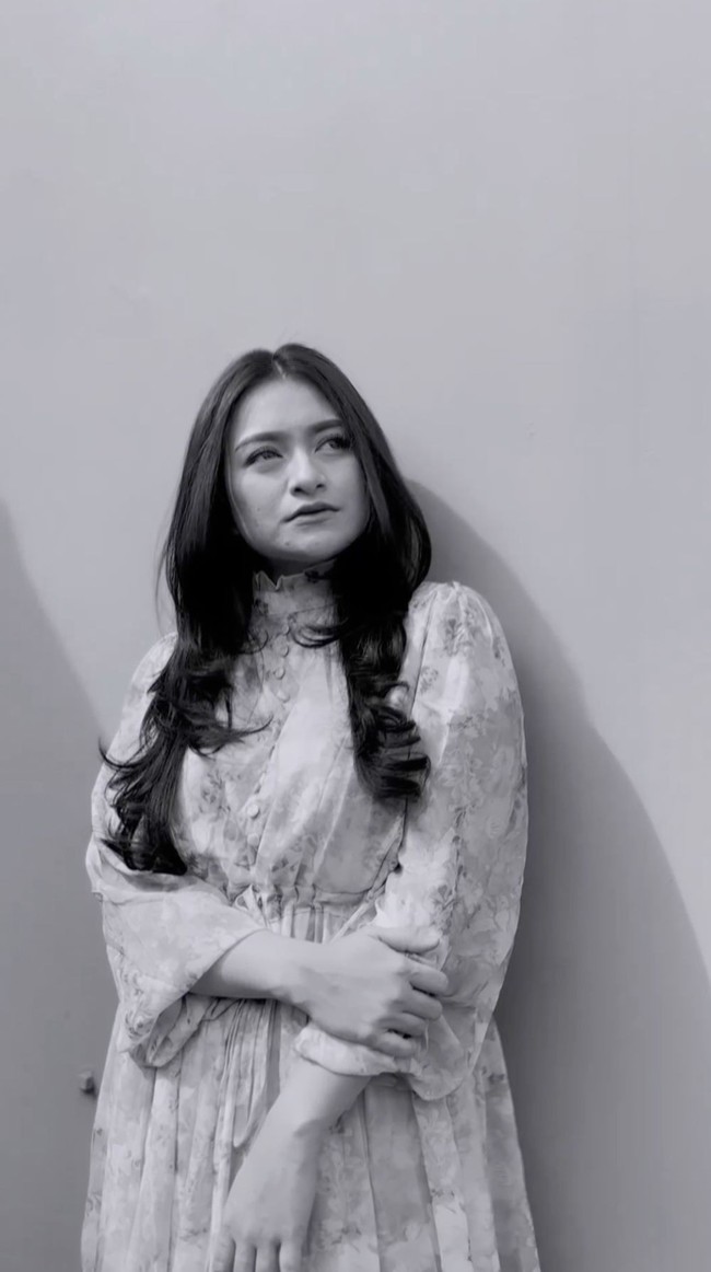 Setelah mualaf dan berhenti sebagai DJ, Nathalie Holscher memutuskan untuk berhijab. Namun, baru-baru ini ia membagi kepada 5,9 juta pengikutnya di Instagram sebuah video yang memperlihatkan penampilannya tanpa hijab. (Foto: Instagram/@nathalieholscher)