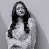 Setelah mualaf dan berhenti sebagai DJ, Nathalie Holscher memutuskan untuk berhijab. Namun, baru-baru ini ia membagi kepada 5,9 juta pengikutnya di Instagram sebuah video yang memperlihatkan penampilannya tanpa hijab. (Foto: Instagram/@nathalieholscher)