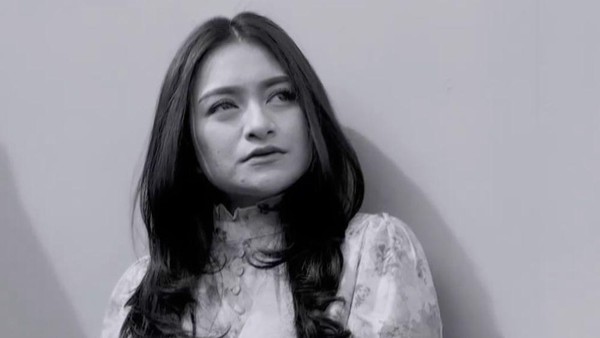 7 Potret Nathalie Holscher Pamer Rambut Panjang