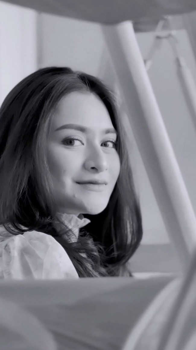 Rambut hitam panjangnya terlihat jelas. Ia membiarkan rambutnya tergerai bebas. (Foto: Instagram/@nathalieholscher)