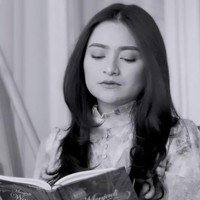 Tampak ia muncul dalam balutan maxi-dress motif floral dengan kerah bergaya victorian. Nathalie direkam sambil berpose buka pintu, kemudian duduk di ayunan sambil membaca buku ‘Menjadi Wanita Paling Bahagia’. (Foto: Instagram/@nathalieholscher)