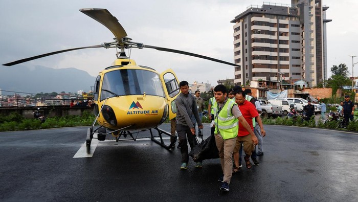 NEPAL-CRASH/ People carry the body of a person killed in a helicopter crash belonging to Manang air, at Tribhuvan University Teaching Hospital in Kathmandu, Nepal July 11, 2023. REUTERS/Navesh Chitrakar