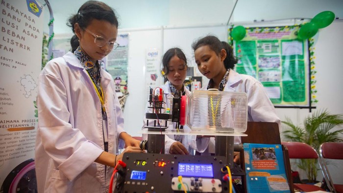 Pelajar SMP Pangudiluhur 1 Yogyakarta menunjukan alat pengubah asap menjadi energi listrik saat Olimpiade Penelitian Siswa Indonesia (OPSI) jenjang SMP/Mts tingkat kota Yogyakarta di Taman Pintar, Yogyakarta, Selasa (11/7/2023). Pameran yang menampilkan berbagai karya hasil penelitian pelajar itu digagas oleh Dinas Pendidikan Pemuda dan Olahraga kota Yogyakarta guna meningkatkan minat dan bakat siswa di bidang riset serta memberikan wadah bagi mereka untuk berekspresi. ANTARA FOTO/Andreas Fitri Atmoko/nym.