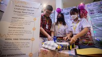 Pelajar SMP Stella Duce 1 Yogyakarta menunjukan robot pembersih ramah lingkungan saat Olimpiade Penelitian Siswa Indonesia (OPSI) jenjang SMP/Mts tingkat kota Yogyakarta di Taman Pintar, Yogyakarta, Selasa (11/7/2023).  
