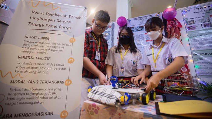 Olimpiade Penelitian Siswa Indonesia di Yogyakarta Pelajar SMP Pangudiluhur 1 Yogyakarta menunjukan alat pengubah asap menjadi energi listrik saat Olimpiade Penelitian Siswa Indonesia (OPSI) jenjang SMP/Mts tingkat kota Yogyakarta di Taman Pintar, Yogyakarta, Selasa (11/7/2023). Pameran yang menampilkan berbagai karya hasil penelitian pelajar itu digagas oleh Dinas Pendidikan Pemuda dan Olahraga kota Yogyakarta guna meningkatkan minat dan bakat siswa di bidang riset serta memberikan wadah bagi mereka untuk berekspresi. ANTARA FOTO/Andreas Fitri Atmoko/nym.