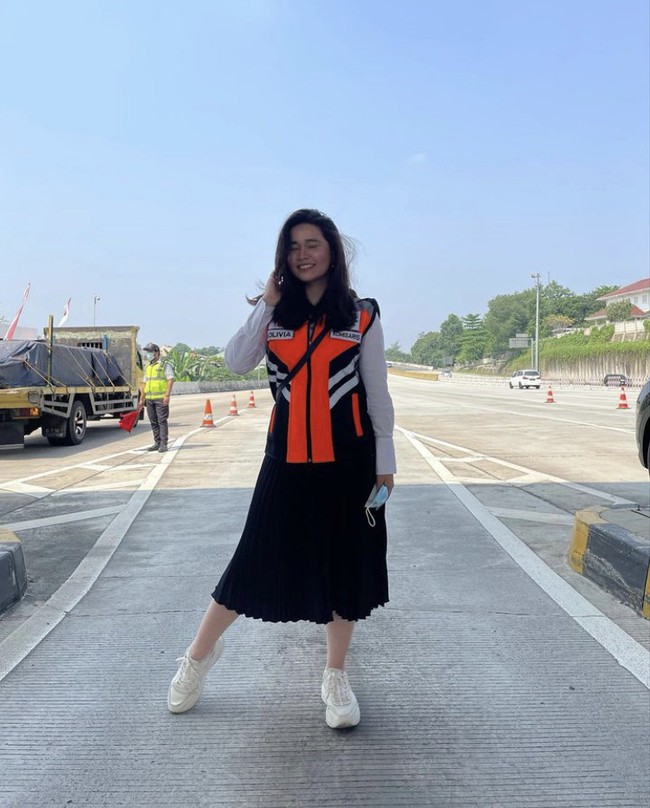 Cantik dan pintar, wanita yang akrab disapa Ci Oliv oleh netizen ini memiliki karier cemerlang dengan jabatan yang memukau. Pada 2017 hingga 2018, Olivia Allan pernah menjadi Project Manager di PT Jakarta Propertindo. Foto: Dok. Instagram @oliviasumargo