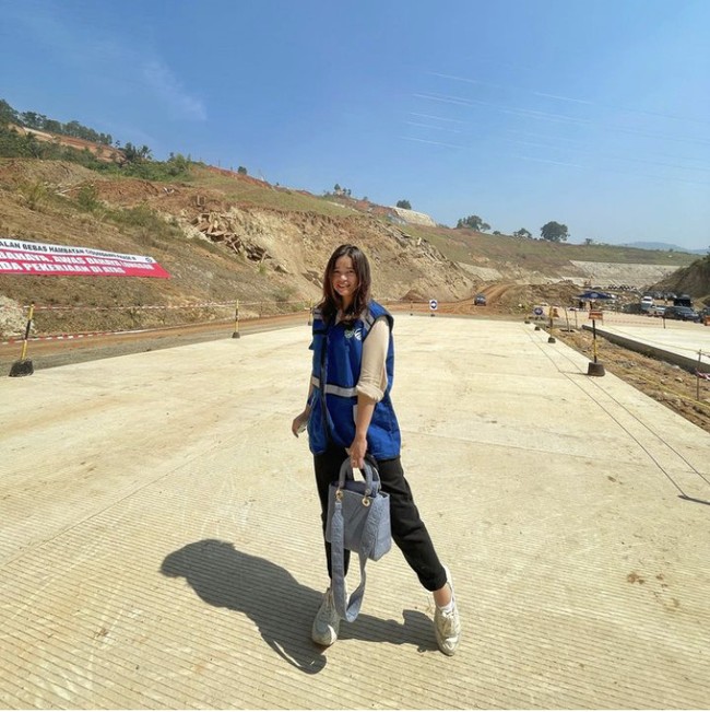 Olivia Allan Sumargo, istri Denny Sumargo mencuri atensi lewat profesi yang diraihnya. Perempuan yang akrab disapa Ci Oliv ini menjadi Komisaris Independen PT Citra Marga Nusaphala Persada Tbk (CMNP), sebuah perusahaan bergerak di bidang proyek jalan tol, investasi dan jasa pendukung di bidang jalan raya dan melakukan usaha di bidang lainnya yang terkait dengan pelaksanaan jalan tol. Foto: Dok. Instagram @oliviasumargo