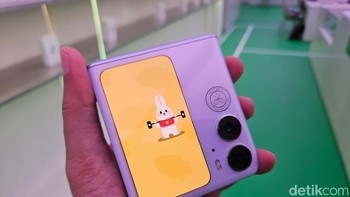 Oppo Find N2 Flip Edisi Wimbledon varian warna Moonlite Purple Foto: Adi Fida Rahman/detikINET Foto: Adi Fida Rahman/detikINET