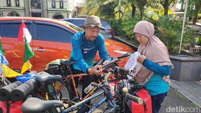 Pasutri Purbalingg Gowes ke Makkah Demi Berhaji