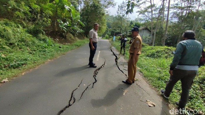 Pemkab Ciamis cek jalan yang rusak.