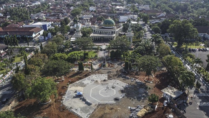 Foto udara proyek pembangunan Alun-alun Ciamis di Kabupaten Ciamis, Jawa Barat, Selasa (11/7/2023). Pemerintah Provinsi Jawa Barat merevitalisasi Alun-alun Ciamis senilai Rp11,597 miliar, yang nantinya terdapat ruang permainan anak, laktasi, toilet, perpustakaan, dan tugu pahlawan. ANTARA FOTO/Adeng Bustomi/tom.