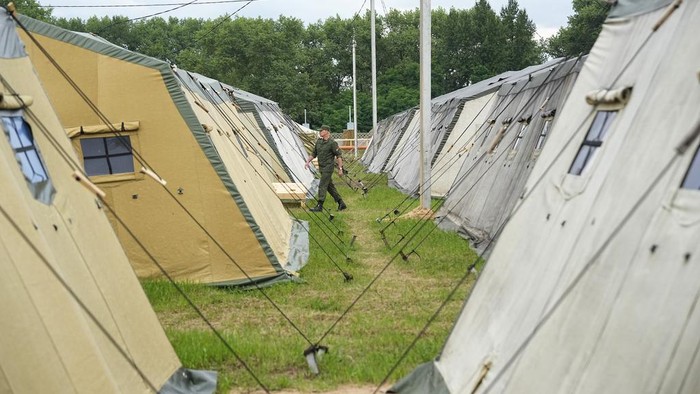 Penampakan Barak yang Bakal Dihuni Tentara Bayaran Rusia di Belarusia A view of the Belarusian army camp near Tsel village, about 90 kilometers (about 55 miles) southeast of Minsk, Belarus, Friday, July 7, 2023. Maj. Gen. Leonid Kosinsky, an assistant to Belarus' defense minister, said that Russia's Wagner military contractors could use the army camp near Tsel if it relocates to Belarus under a deal that ended mercenary chief Yevgeny Prigozhin's abortive mutiny. (AP Photo/Alexander Zemlianichenko)