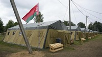 Militer Belarusia memamerkan kamp lapangan yang telah diajukan kepada pasukan paramiliter Wagner pada Jumat (7/7/2023). Area itu akan menjadi tempat tinggal bagi pasukan yang dipimpin Yevgeny Prigozhin yang pindah ke Belarusia berdasarkan kesepakatan yang mengakhiri pemberontakan di Rusia.  
