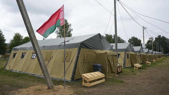 Penampakan Barak yang Bakal Dihuni Tentara Bayaran Rusia di Belarusia A view of the Belarusian army camp near Tsel village, about 90 kilometers (about 55 miles) southeast of Minsk, Belarus, Friday, July 7, 2023. Maj. Gen. Leonid Kosinsky, an assistant to Belarus' defense minister, said that Russia's Wagner military contractors could use the army camp near Tsel if it relocates to Belarus under a deal that ended mercenary chief Yevgeny Prigozhin's abortive mutiny. (AP Photo/Alexander Zemlianichenko)