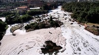 Pemandangan dari udara menunjukkan busa beracun saat menutupi air sungai Tiete di Salto, negara bagian Sao Paulo, Brasil, Jumat (7/7/2023).  