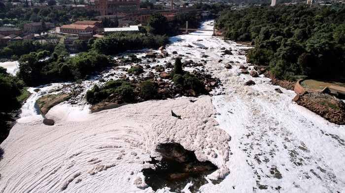 Penampakan Busa Bau dan Beracun Selimuti Sungai Terbesar di Sao Paulo A general view shows a bridge over the Tiete river, where toxic foam, product of the discharge of chemical products, covers the water in Salto, Sao Paulo state, Brazil, July 7, 2023. REUTERS/Amanda Perobelli