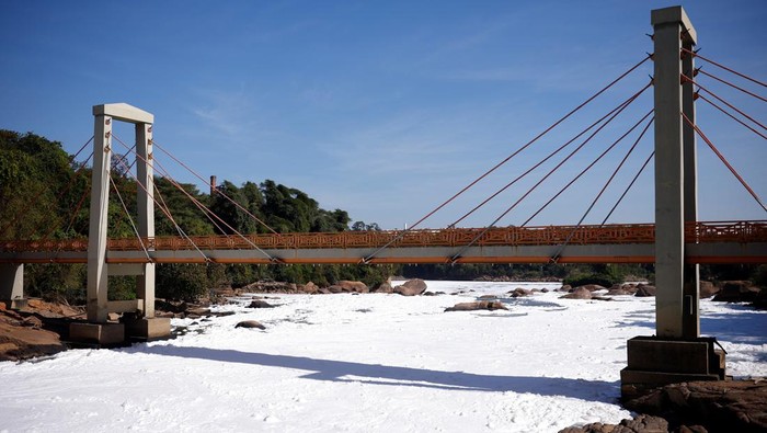 Penampakan Busa Bau dan Beracun Selimuti Sungai Terbesar di Sao Paulo A general view shows a bridge over the Tiete river, where toxic foam, product of the discharge of chemical products, covers the water in Salto, Sao Paulo state, Brazil, July 7, 2023. REUTERS/Amanda Perobelli