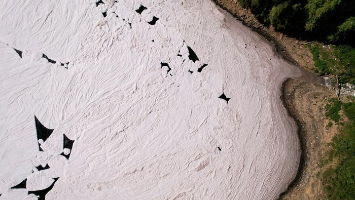 A general view shows a bridge over the Tiete river, where toxic foam, product of the discharge of chemical products, covers the water in Salto, Sao Paulo state, Brazil, July 7, 2023. REUTERS/Amanda Perobelli