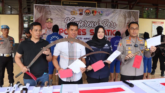 Polisi memamerkan barang bukti aksi penyerangan sekompok pemuda di Jalur Lingkar Salatiga, di Mapolres Salatiga, Selasa (11/7/2023).