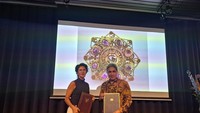 Pemerintah Belanda resmi menyerahkan kembali 472 benda bersejarah ke Pemerintah Indonesia melalui Kemendikbudristek di Museum Volkenkunde, Leiden, Senin (10/7/2023) waktu setempat, seperti dikutip dari keterangan resmi Kemendikbudristek.Pihak Indonesia diwakili Direktur Jenderal (Dirjen) Kebudayaan Kemendikbudristek, Hilmar Farid, sementara pihak Belanda oleh Menteri Muda Bidang Pendidikan, Kebudayaan, dan Ilmu Pengetahuan, Kerajaan Belanda, Gunay Uslu. Foto: Kemendikbudristek