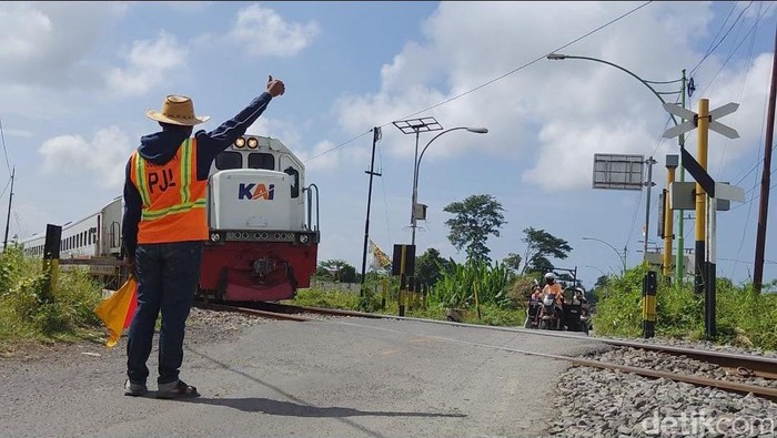 Penjaga pelintasan KA di Banyuwangi