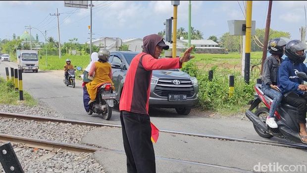 Penjaga pelintasan KA di Banyuwangi