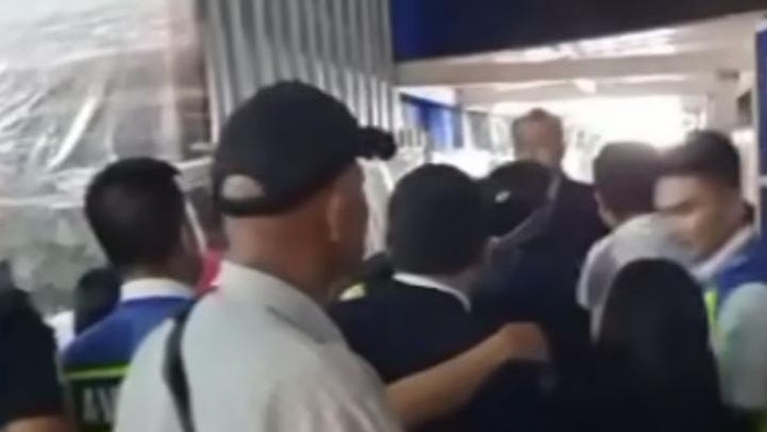 Penjemput jemaah haji di Bandara Hasanuddin Makassar diduga aniaya petugas keamanan bandara.