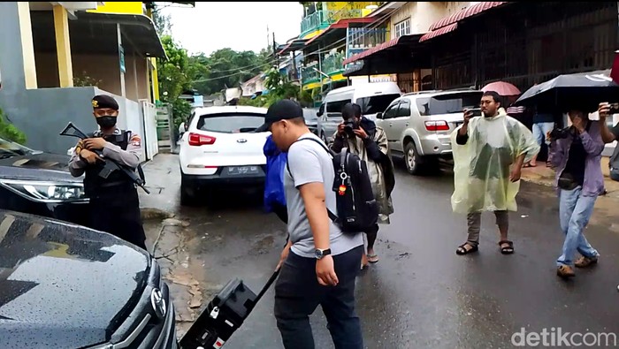 Penyidik KPK membawa 3 koper usai geledah kantor PT BBM terkait kasus Andhi Pramono di Batam. (Alamuddin Hamapu/detikSumut)