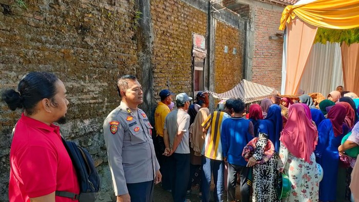 Pernikahan pengantin Kediri di depan jenazah ayah yang tewas gantung diri.