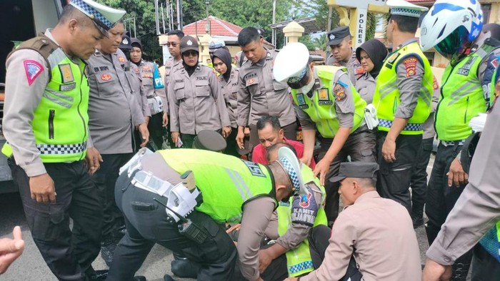 Personel Polres Bungo ditabrak pemotor tak berhelm saat operasi patuh. (Dok Satlantas Polres Bungo)