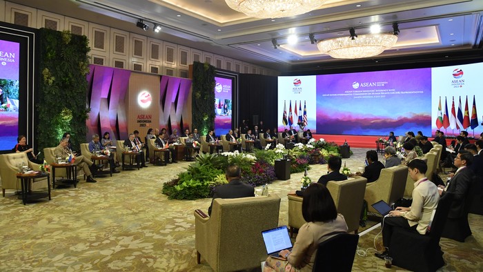Pertemuan ke-56 Menlu ASEAN (AMM) dengan perwakilan Komisi Antarpemerintah ASEAN untuk Hak Asasi Manusia (AICHR). (dok Kemlu)