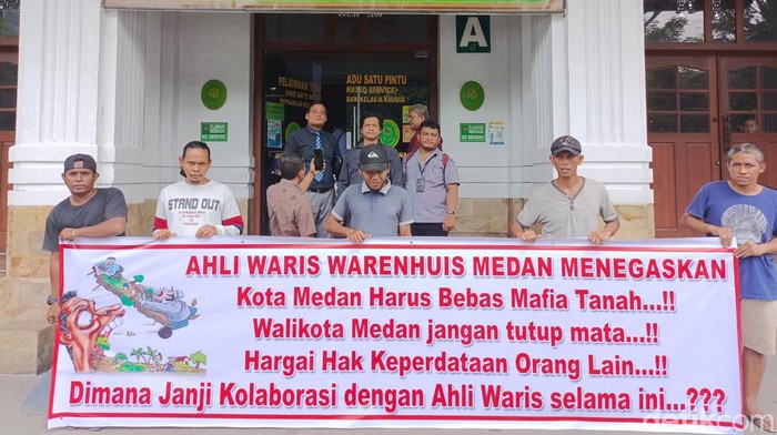 Pihak yang mengaku ahli waris Gedung Warenhuis melakukan aksi damai di depan Gedung PN Medan.