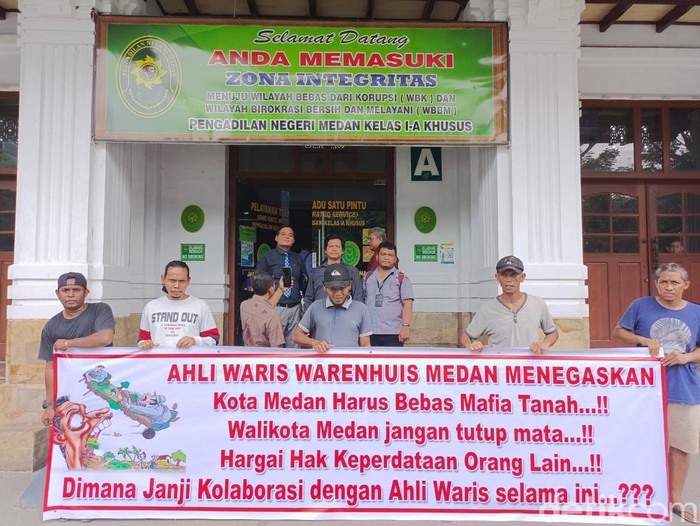 Pihak yang mengaku ahli waris Gedung Warenhuis melakukan aksi damai di depan Gedung PN Medan.