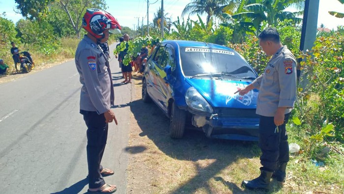 Polisi melakukan olah TKP terkait insiden siswa SMK berinisial S yang tewas setelah tertabrak mobil di Jalan Raya Sugian Belanting, Lombok Timur, Nusa Tenggara Barat (NTB), Selasa (11/7/2023). (Istimewa)