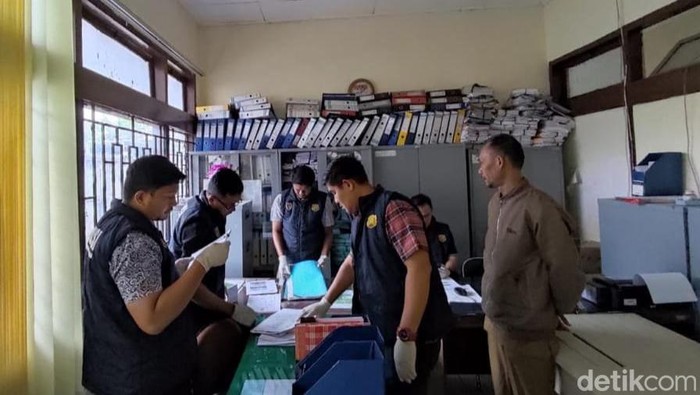 Polisi menggeledah kantor Dinkes Aceh Tengah.
