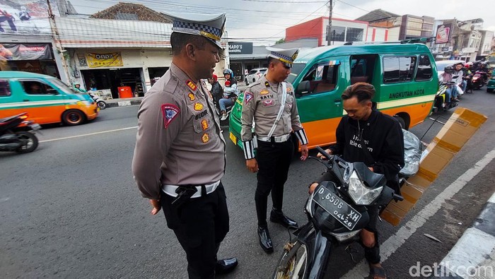 Polisi Menilang Pelanggar Lalu Lintas di Kota Cimahi (Whisnu Pradana)