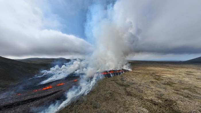 Smoke billows and lava flows after the eruption of a volcano, on the Reykjanes peninsula, near the capital Reykjavik, in southwest Iceland, July 10, 2023, in this picture obtained from social media. Juergen Merz - Glacier Photo Artist/via REUTERS  THIS IMAGE HAS BEEN SUPPLIED BY A THIRD PARTY. MANDATORY CREDIT. NO RESALES. NO ARCHIVES.