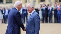 Presiden Amerika Serikat, Joe Biden berjabat tangan dengan Raja Charles di Segi Empat di Kastil Windsor, Windsor, Inggris, Senin (10/7/2023). REUTERS/Chris Jackson