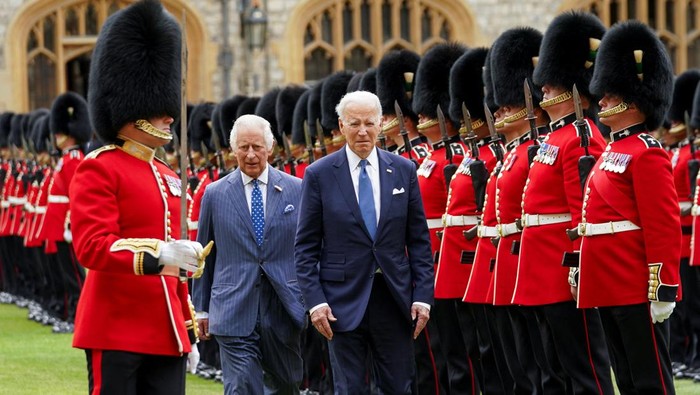 Potret Pertemuan Biden dan Raja Charles III Jelang KTT NATO U.S. President Joe Biden participates in a ceremonial arrival and inspection of the honour guard with Britain's King Charles at Windsor Castle in Windsor, Britain, July 10, 2023. REUTERS/Kevin Lamarque