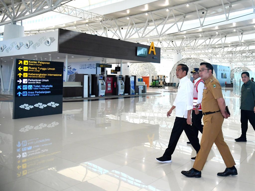 Presiden Joko Widodo meninjau kegiatan dan fasilitas Bandara Internasional Kertajati, Kabupaten Majalengka, Jawa Barat dalam kunjungan Kerja Presiden Joko Widodo, Selasa (11/7/2023). (Dok. Rusman/Biro Pers Sekretariat Presiden)