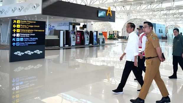 Presiden Joko Widodo meninjau kegiatan dan fasilitas Bandara Internasional Kertajati, Kabupaten Majalengka, Jawa Barat dalam kunjungan Kerja Presiden Joko Widodo, Selasa (11/7/2023). (Dok. Rusman/Biro Pers Sekretariat Presiden)