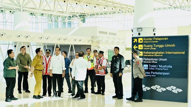 Presiden Joko Widodo meninjau kegiatan dan fasilitas Bandara Internasional Kertajati, Kabupaten Majalengka, Jawa Barat dalam kunjungan Kerja Presiden Joko Widodo, Selasa (11/7/2023). (Dok. Laily Rachev/Biro Pers Sekretariat Presiden)