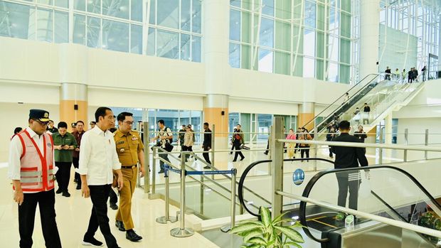 Presiden Joko Widodo meninjau kegiatan dan fasilitas Bandara Internasional Kertajati, Kabupaten Majalengka, Jawa Barat dalam kunjungan Kerja Presiden Joko Widodo, Selasa (11/7/2023). (Dok. Laily Rachev/Biro Pers Sekretariat Presiden)