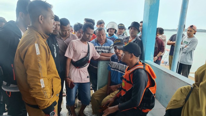 Proses evakuasi korban kapal pancung tenggelam di perairan Kabupaten Lingga oleh tim SAR gabungan.